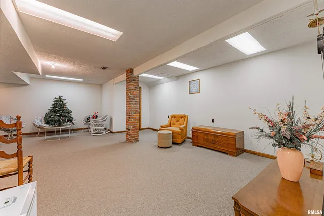 $269,000 | 26 Illini Drive, Lincoln, IL 62656