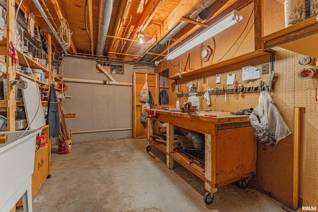 $269,000 | 26 Illini Drive, Lincoln, IL 62656