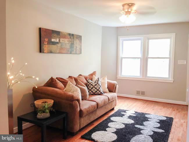 111 Upmanor Road Baltimore, MD 21229 - Photo 10 of 26 Living Room