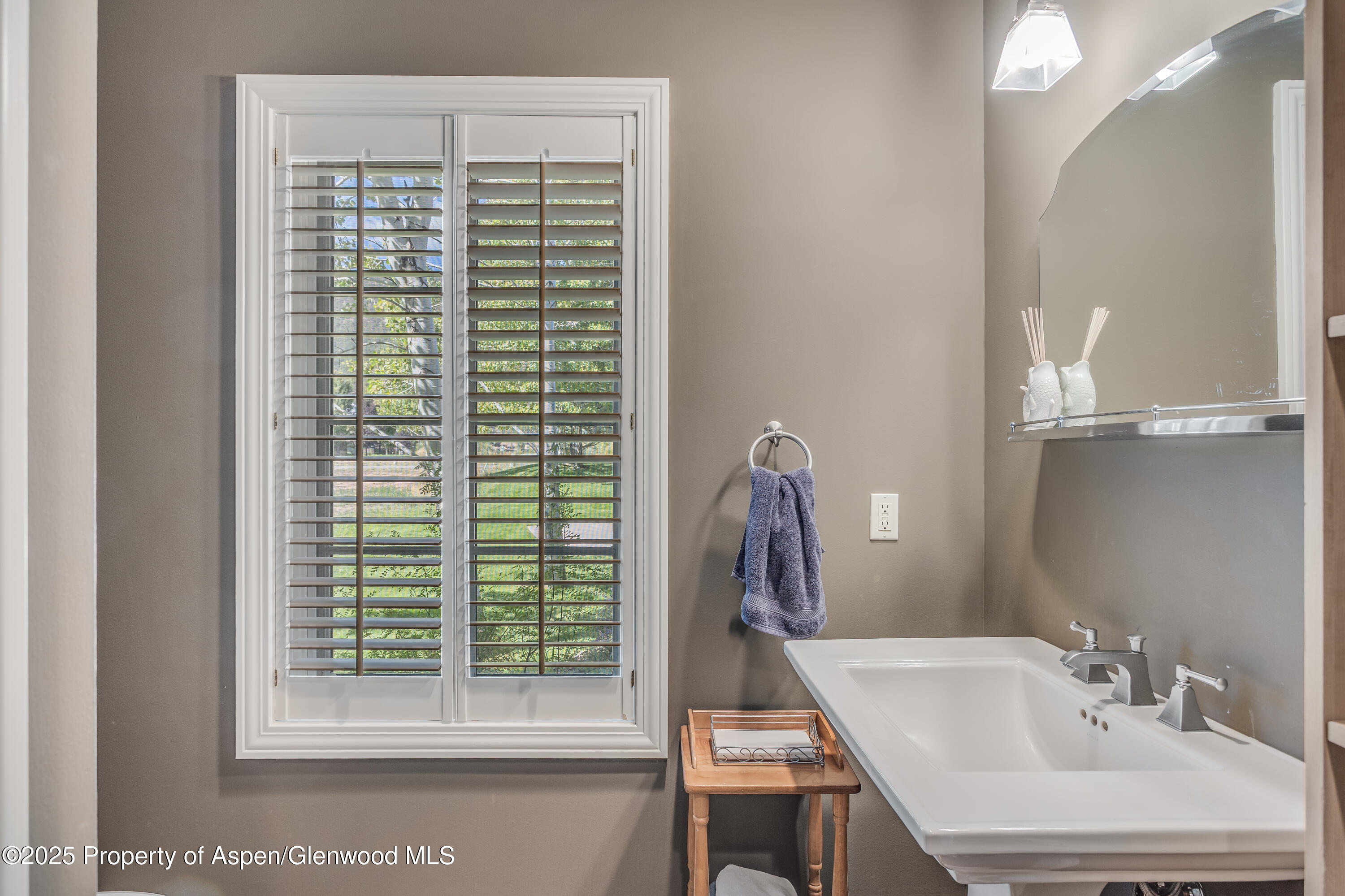 42 Midland Loop Carbondale, CO 81623 - Photo 33 of 51 42 Midland loop - main floor bath1