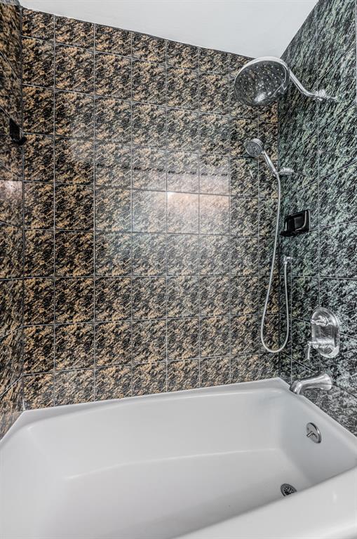 4723 114th Street North Madeira Beach, FL 33708 - Photo 31 of 41 a bathroom with a bathtub