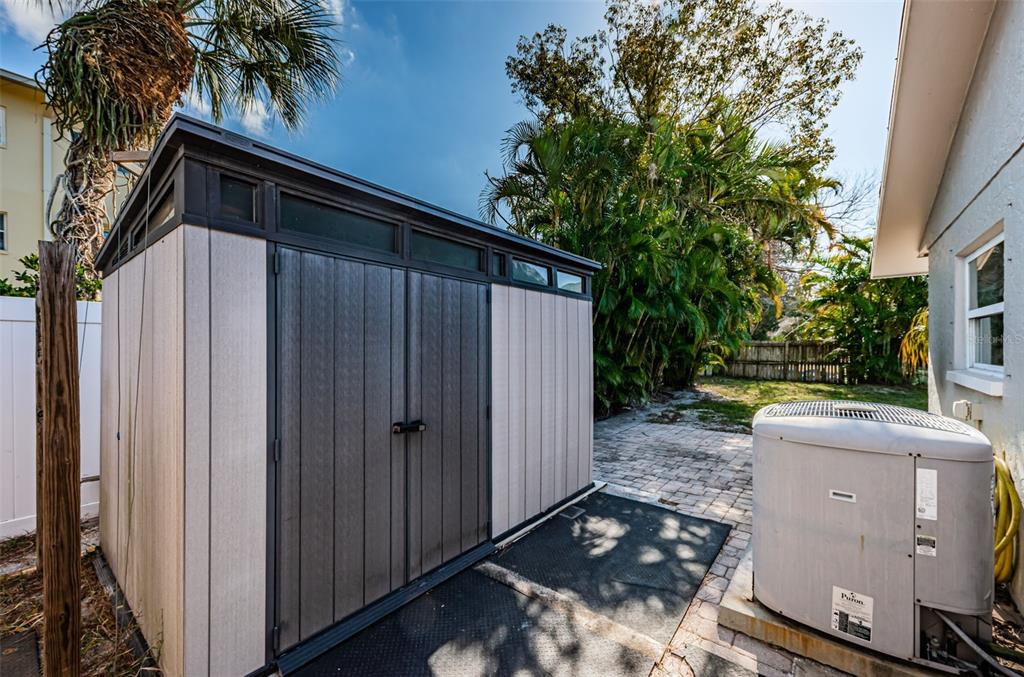 4723 114th Street North Madeira Beach, FL 33708 - Photo 40 of 41 a backyard of a house