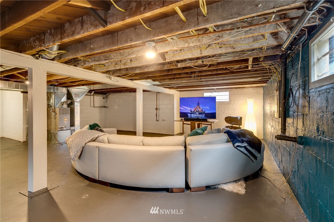 2565 35th Avenue West Seattle, WA 98199 - Photo 20 of 36 a room with large window