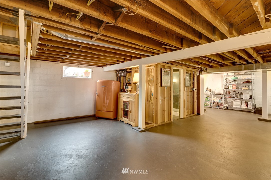 2565 35th Avenue West Seattle, WA 98199 - Photo 22 of 36 a view of an empty room