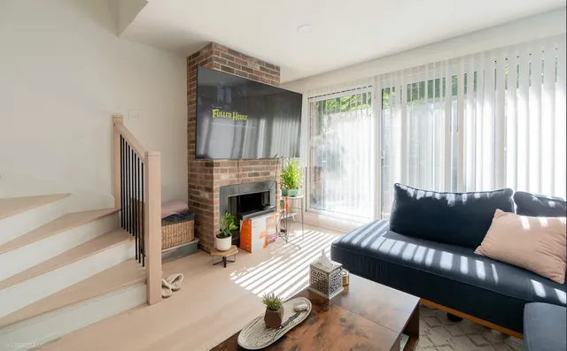 $5,995 | 924 West Wrightwood Avenue, Unit A2, Chicago, IL 60614