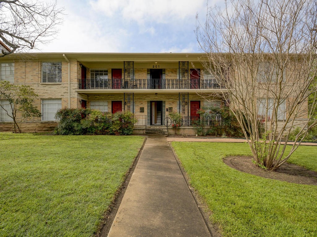 a front view of house with yard