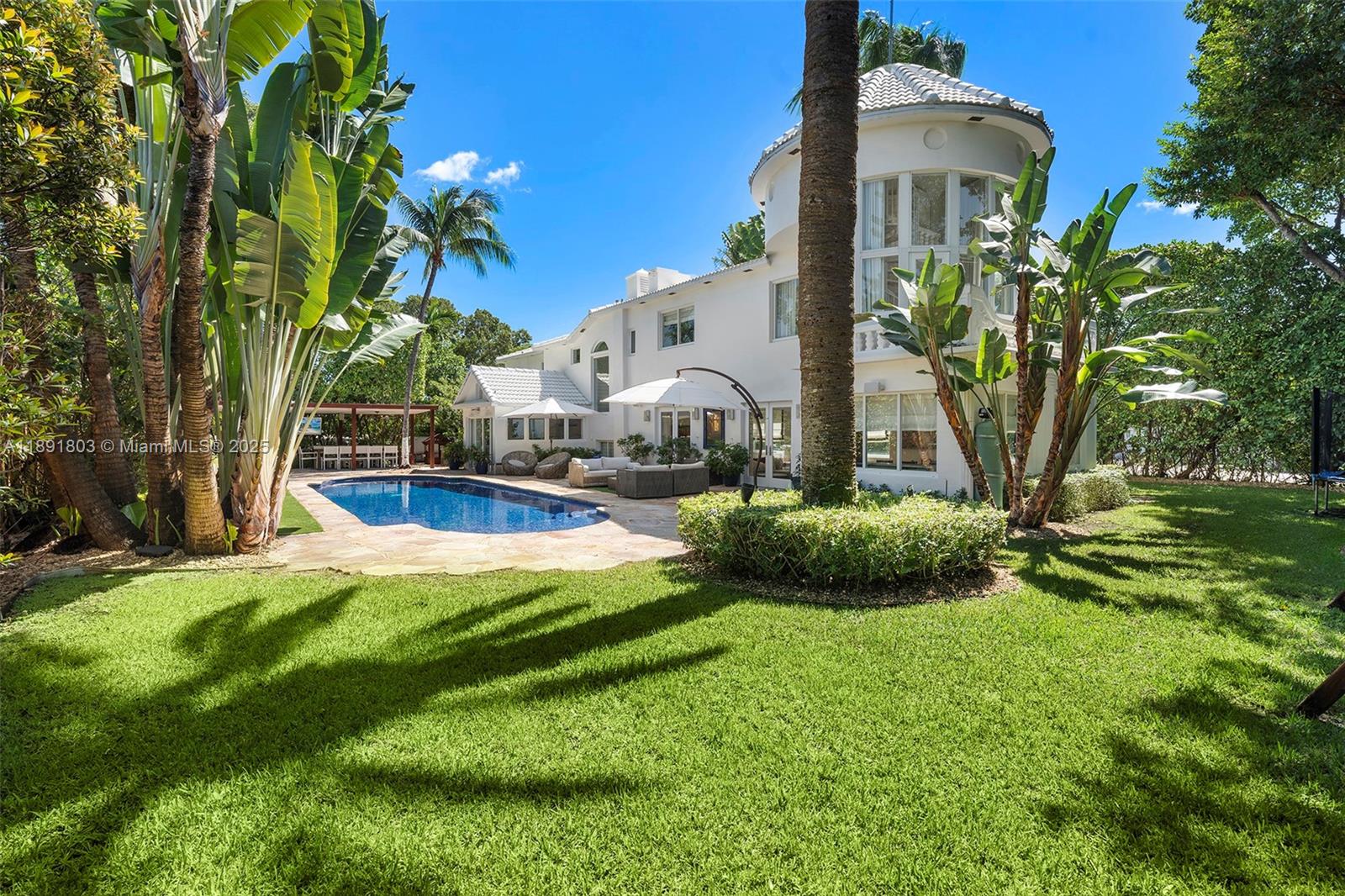 2701 North Bay Road Miami Beach, FL 33140 - Photo 2 of 38 a backyard of a house with lots of green space