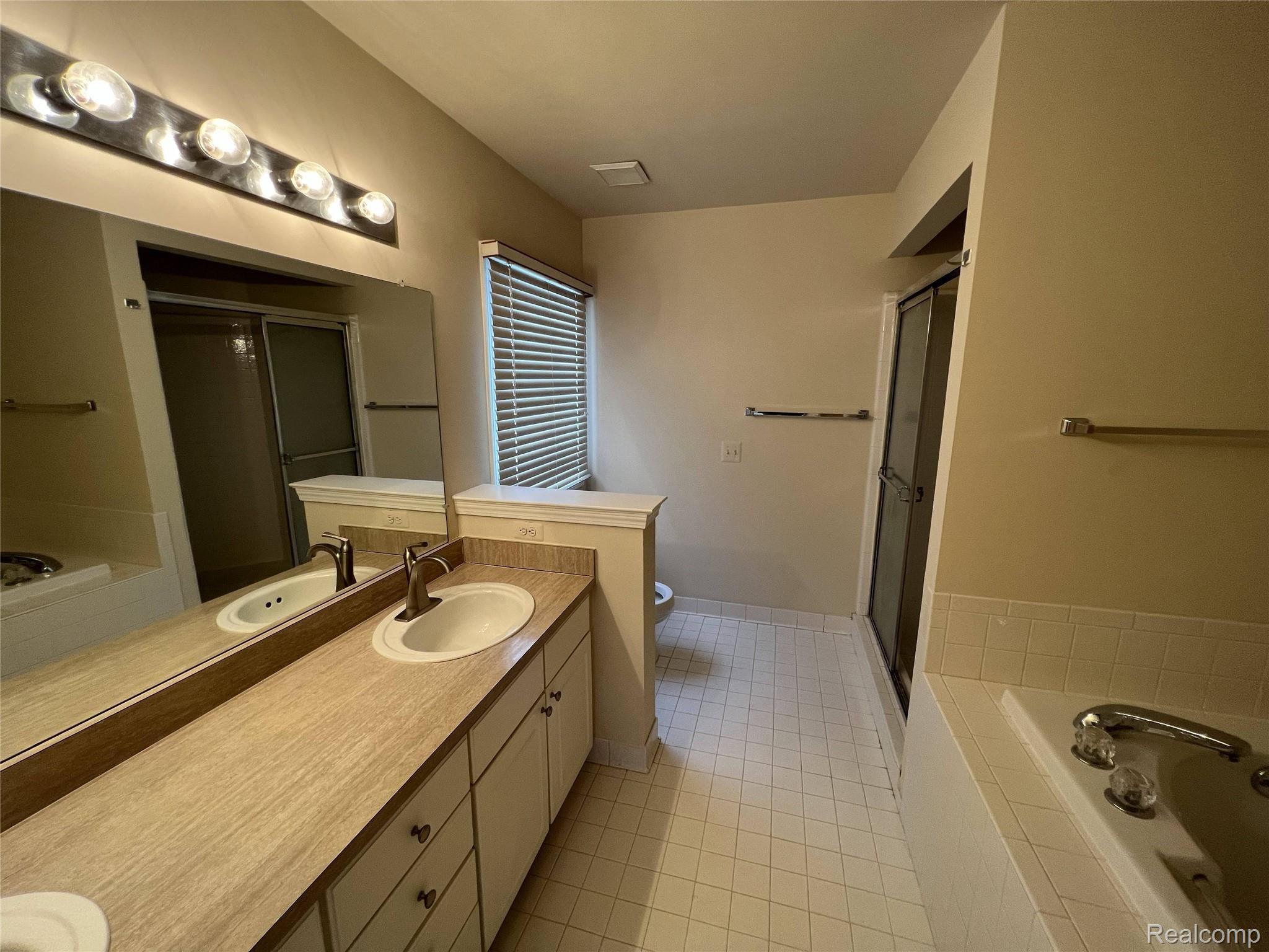 5325 Simpson Lake Road West Bloomfield, MI 48323 - Photo 17 of 39 20220129_180042929_iOS.jpg