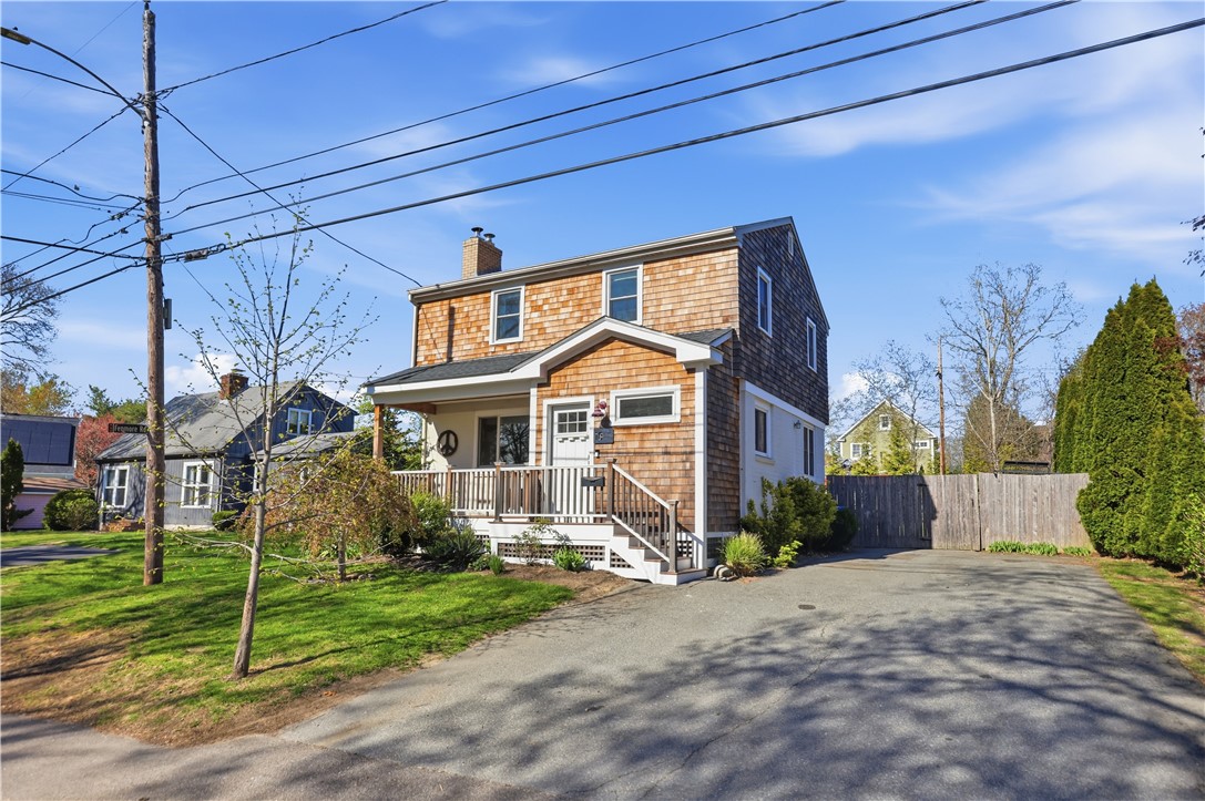 18 Loring Road Bristol, RI 02809 - Photo 3 of 38