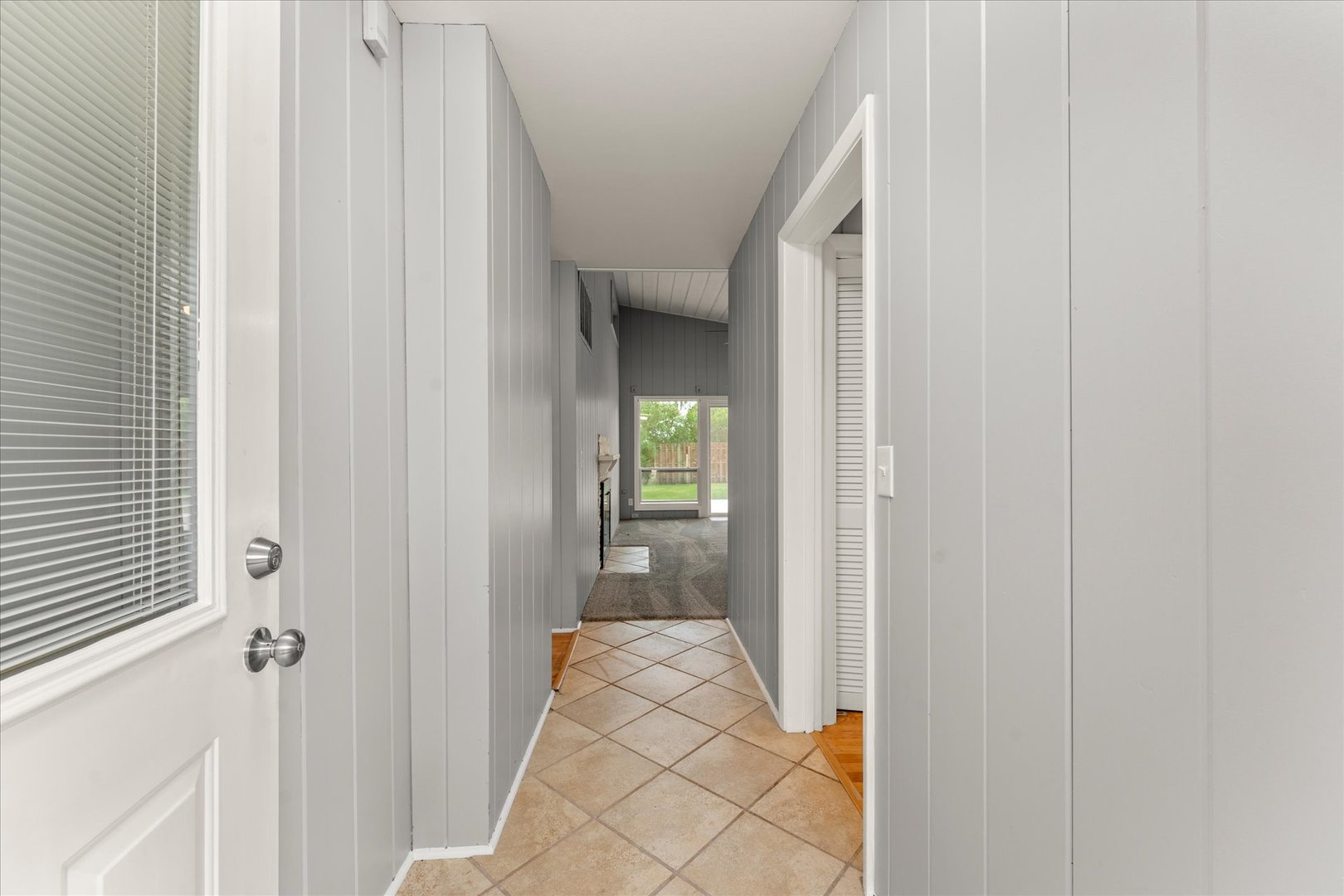 907 South Longview Road Monticello, IL 61856 - Photo 5 of 41 Gallery Image 5