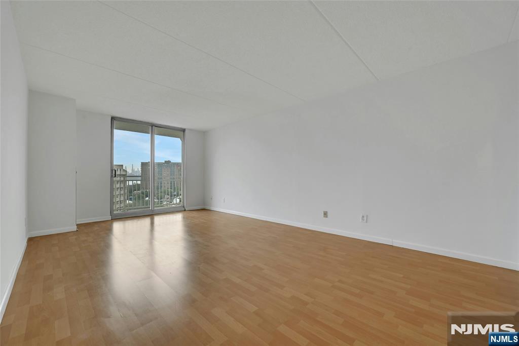 1077 River Road, Unit 1009 Edgewater, NJ 07020 - Photo 18 of 34 Gallery Image 18