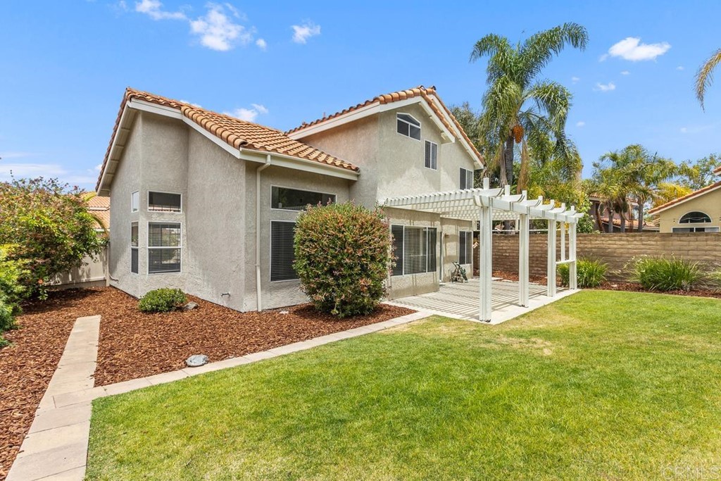 a view of a yard in front of house