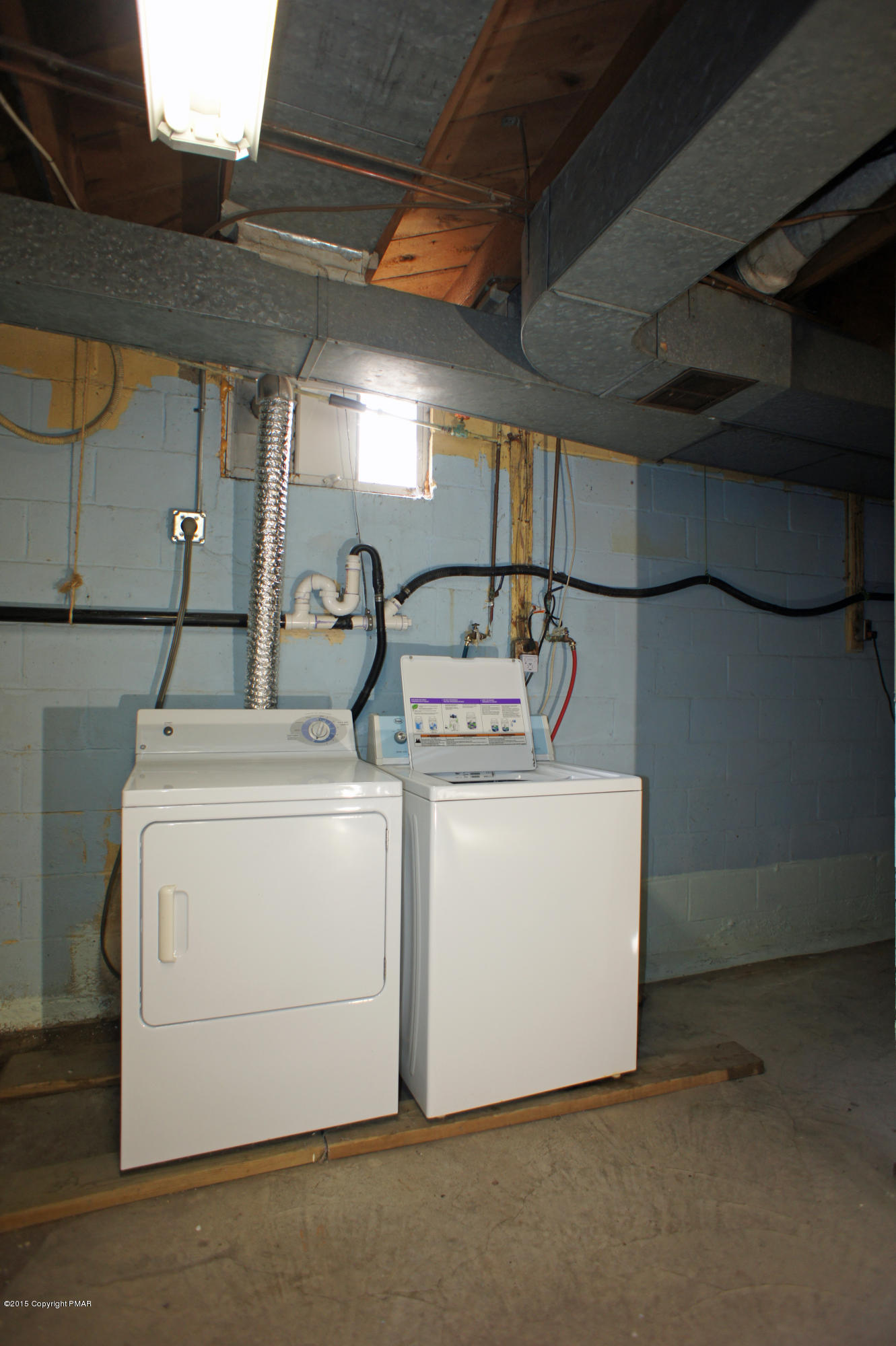 177 Tanite Road Stroudsburg, PA 18360 - Photo 22 of 30 a utility room with dryer and washer