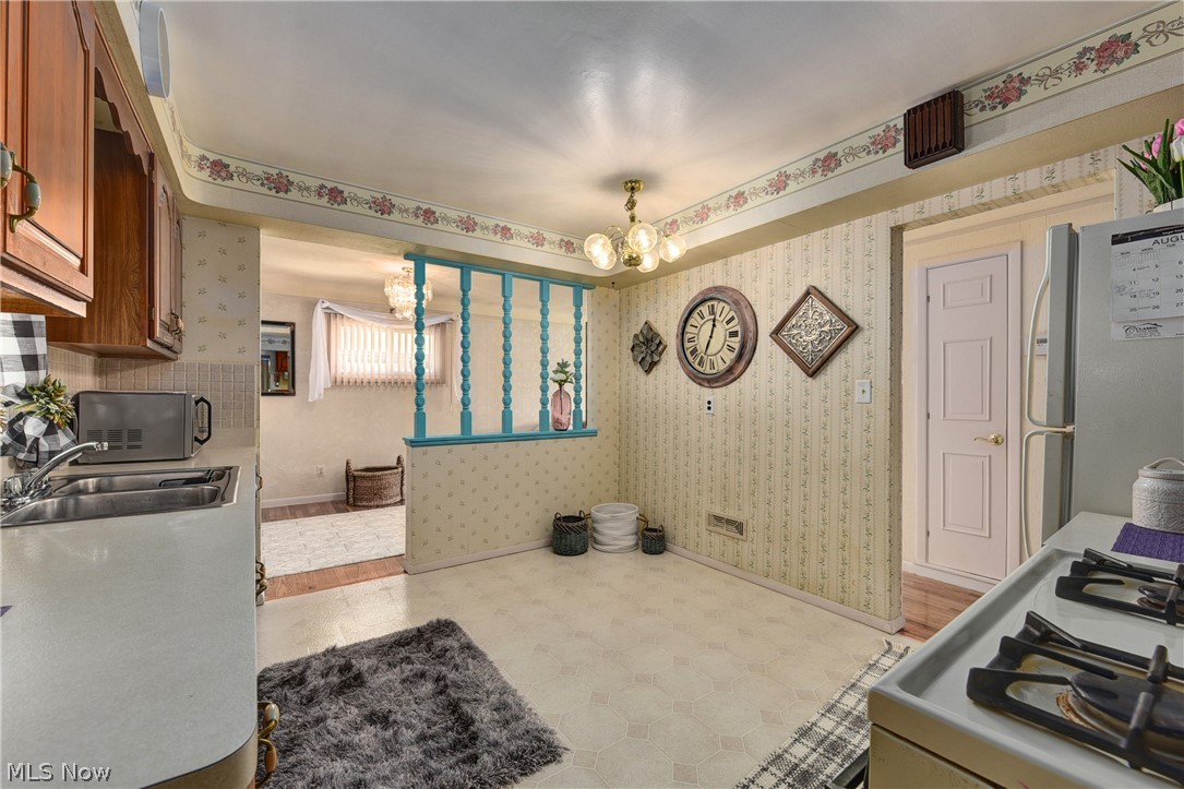 7216 Oakwood Road Parma, OH 44130 - Photo 13 of 30