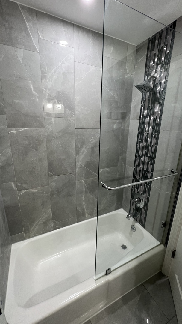 1045 Hampton Harbor, Unit 1045 Schaumburg, IL 60193 - Photo 14 of 18 a bathroom with a shower and a bath tub