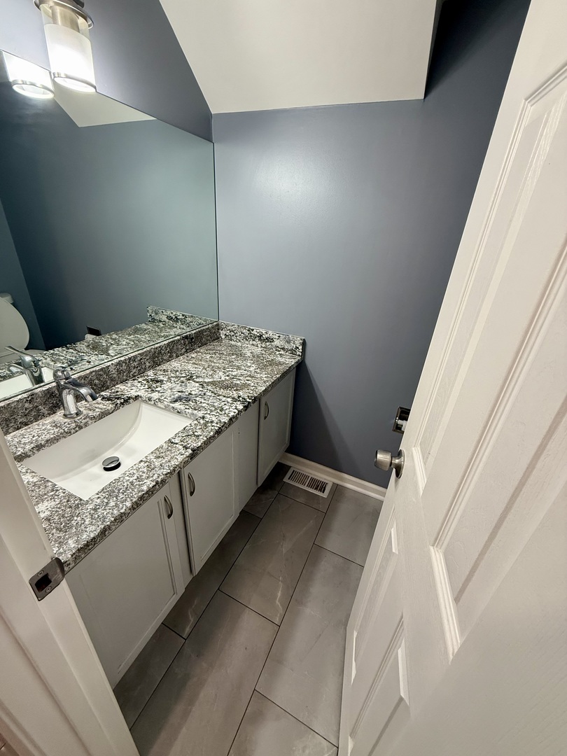 1045 Hampton Harbor, Unit 1045 Schaumburg, IL 60193 - Photo 8 of 18 a bathroom with a sink and a toilet