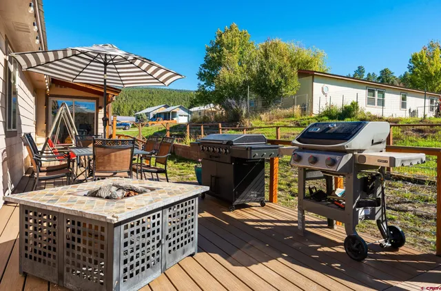 a view of a dinning table and chairs in patio