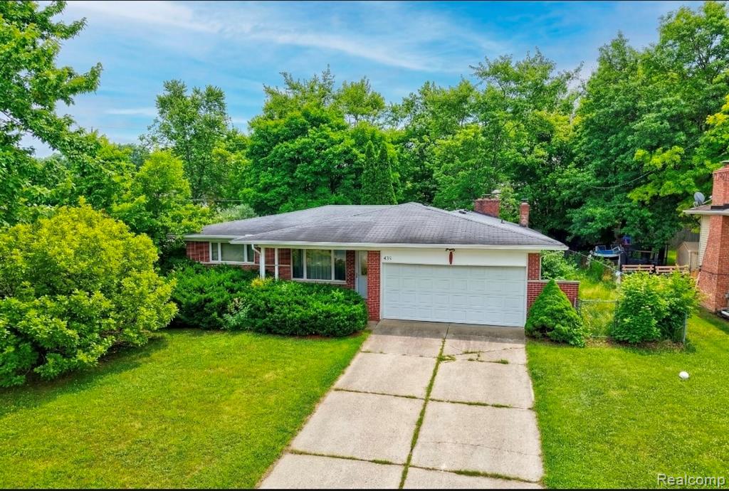 439 Windmill Point Drive Flushing, MI 48433 - Photo 2 of 32