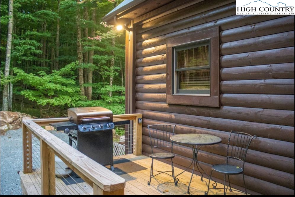 124 Aster Trail Beech Mountain, NC 28604 - Photo 18 of 26 a balcony with furniture
