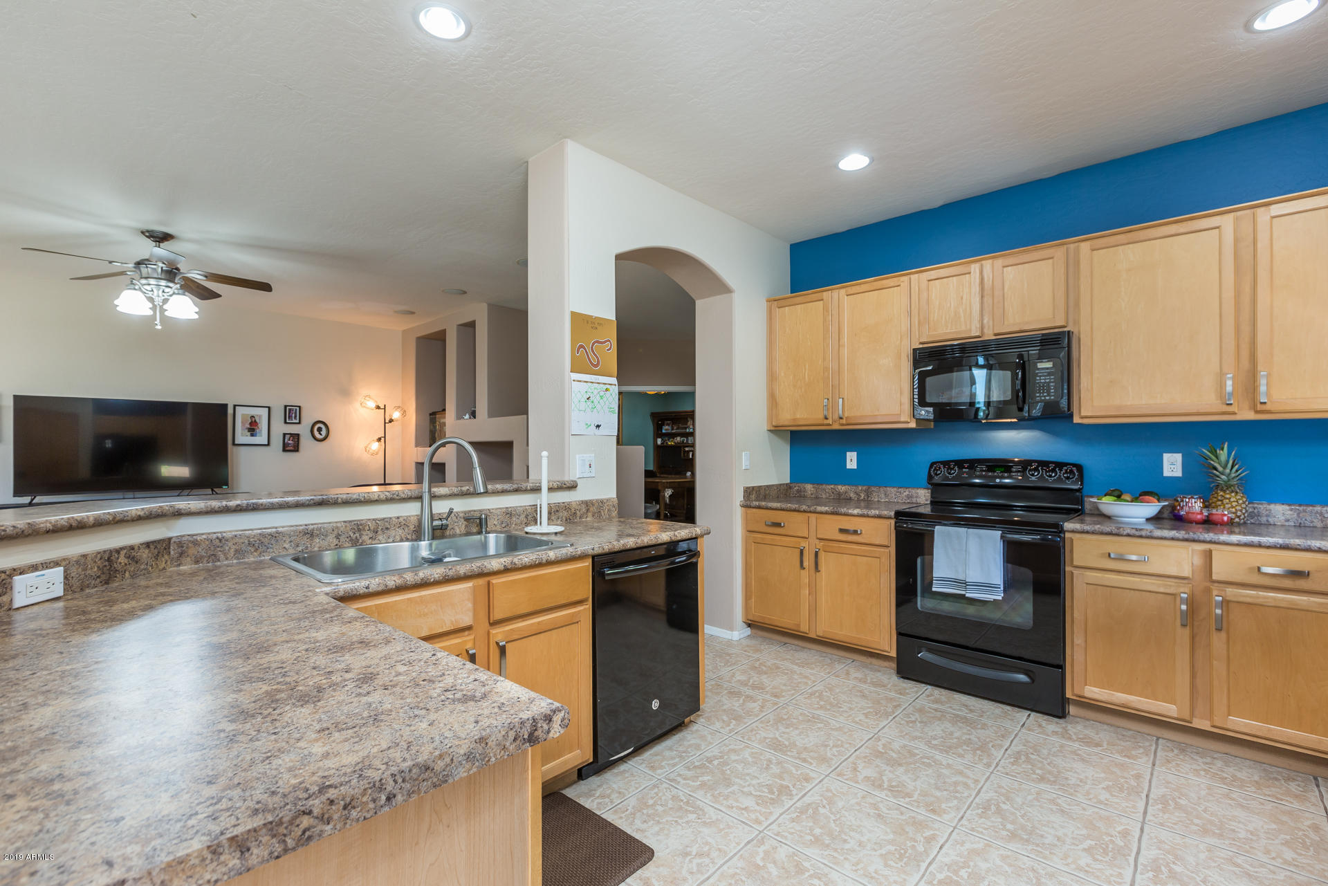 4337 East Del Rio Street Gilbert, AZ 85295 - Photo 8 of 34 8) KITCHEN