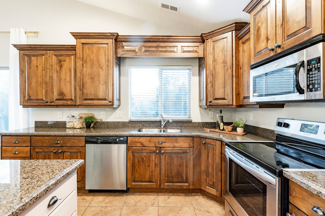 775 Lazy Oak Way Sandy, UT 84070 - Photo 4 of 49