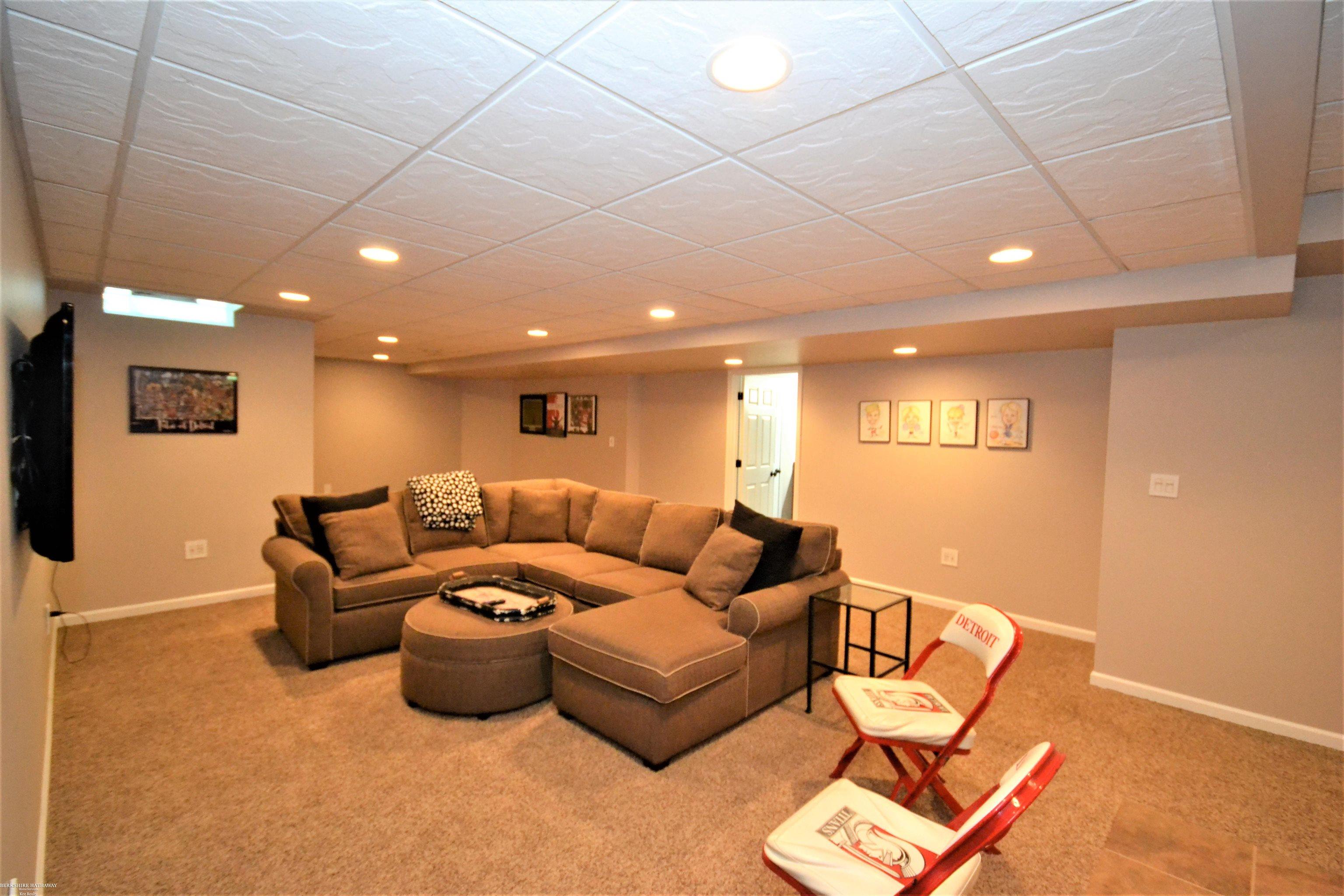 1813 Fox Run Rochester, MI 48306 - Photo 61 of 68 50087438-60.JPG