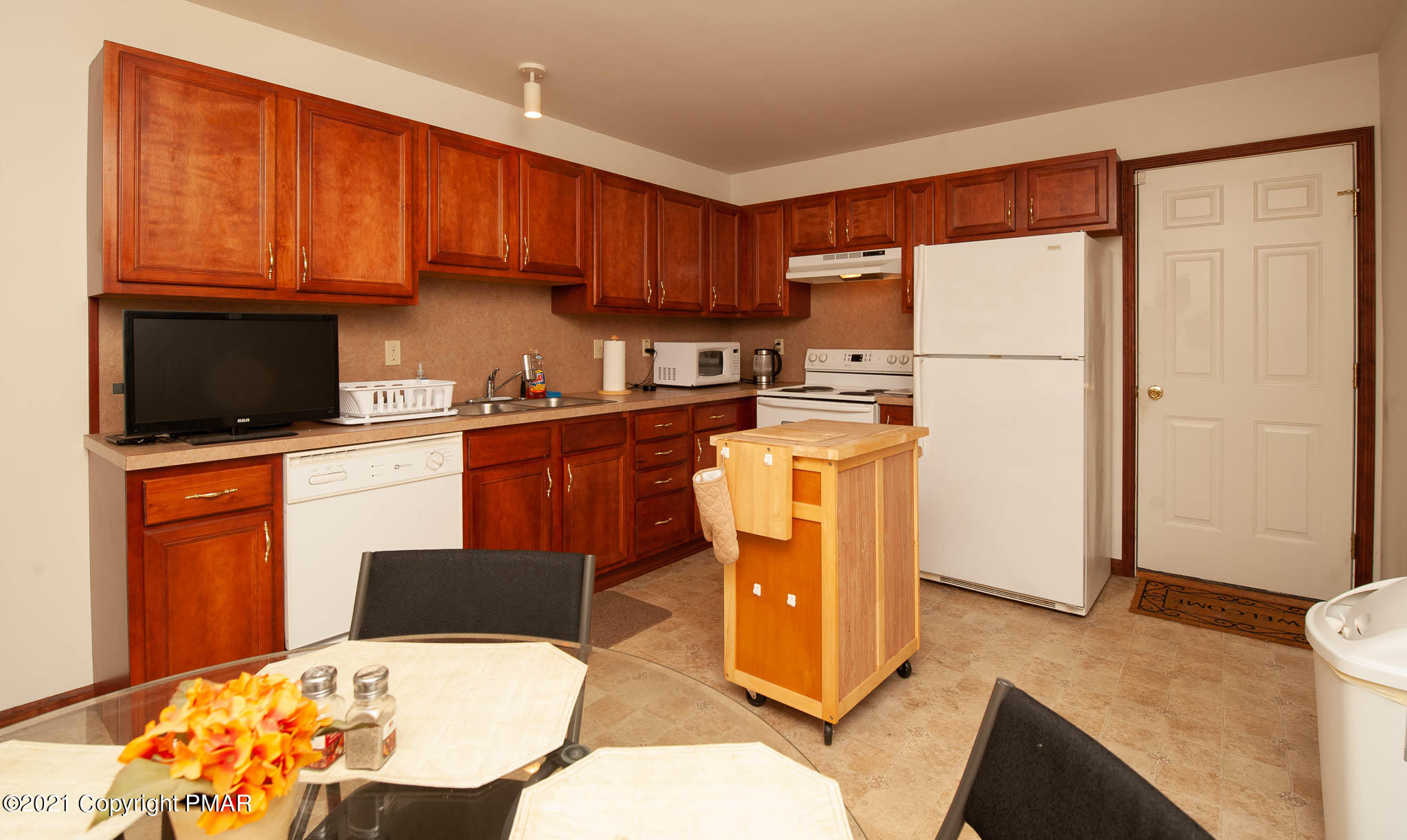 135 Rabbit Court Bushkill, PA 18324 - Photo 3 of 24 Eat in Kitchen