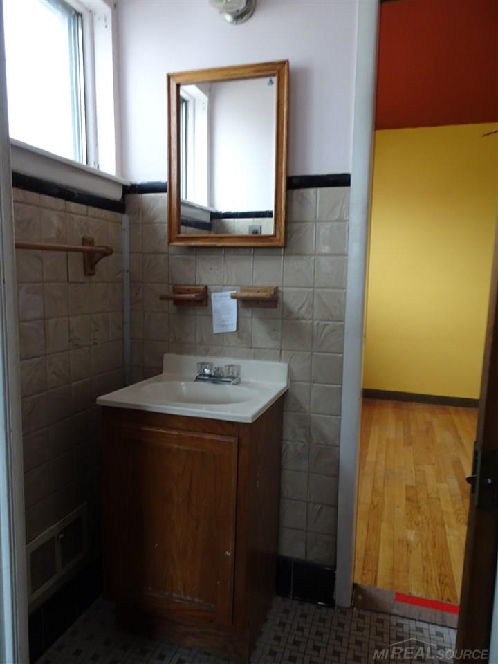 24884 Kelly Road Eastpointe, MI 48021 - Photo 16 of 19 31314937-15.JPG