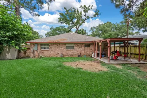 a view of a house with backyard and sitting area