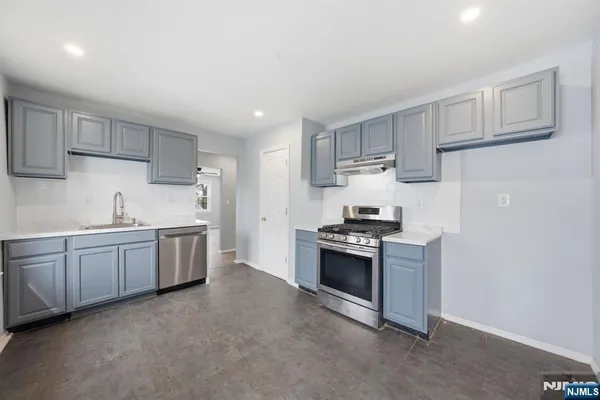 $2,400 | 462 Kingsland Avenue, Unit 2, Lyndhurst, NJ 07071