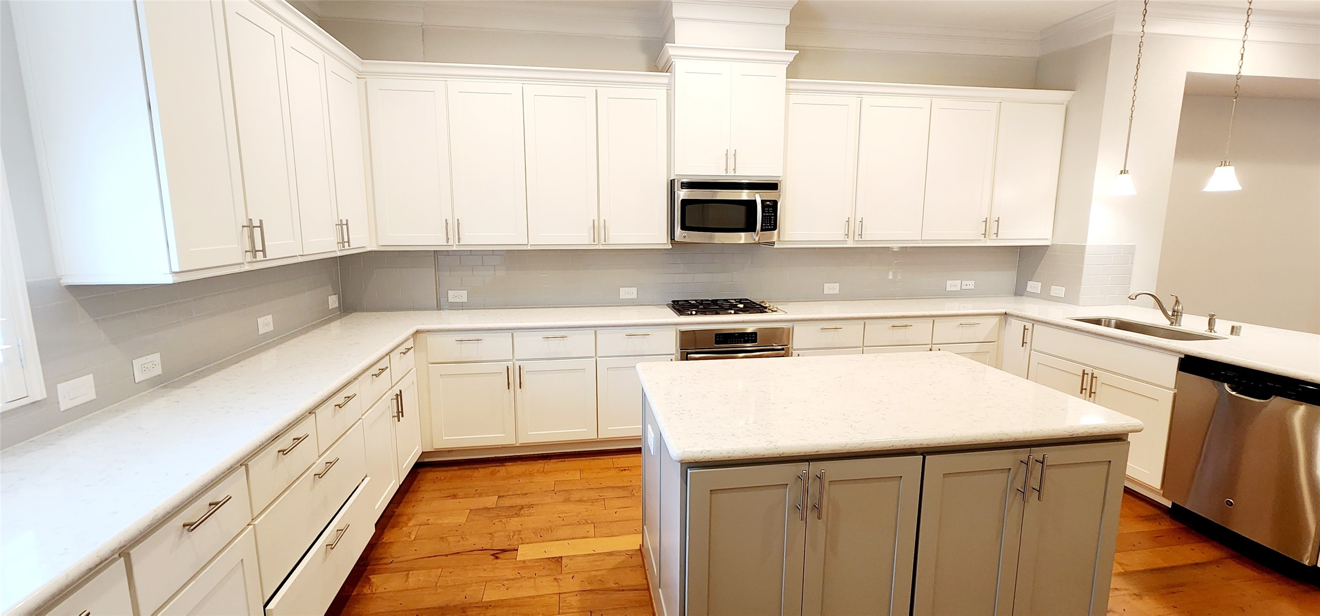 11 West Rafters Row The Woodlands, TX 77380 - Photo 7 of 33