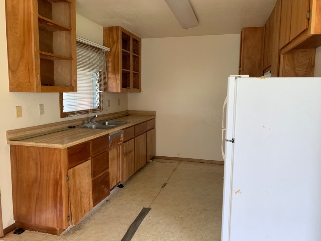 16-555 Old Volcano Road Keaau, HI 96749 - Photo 7 of 15 a kitchen with a stove and a cabinets