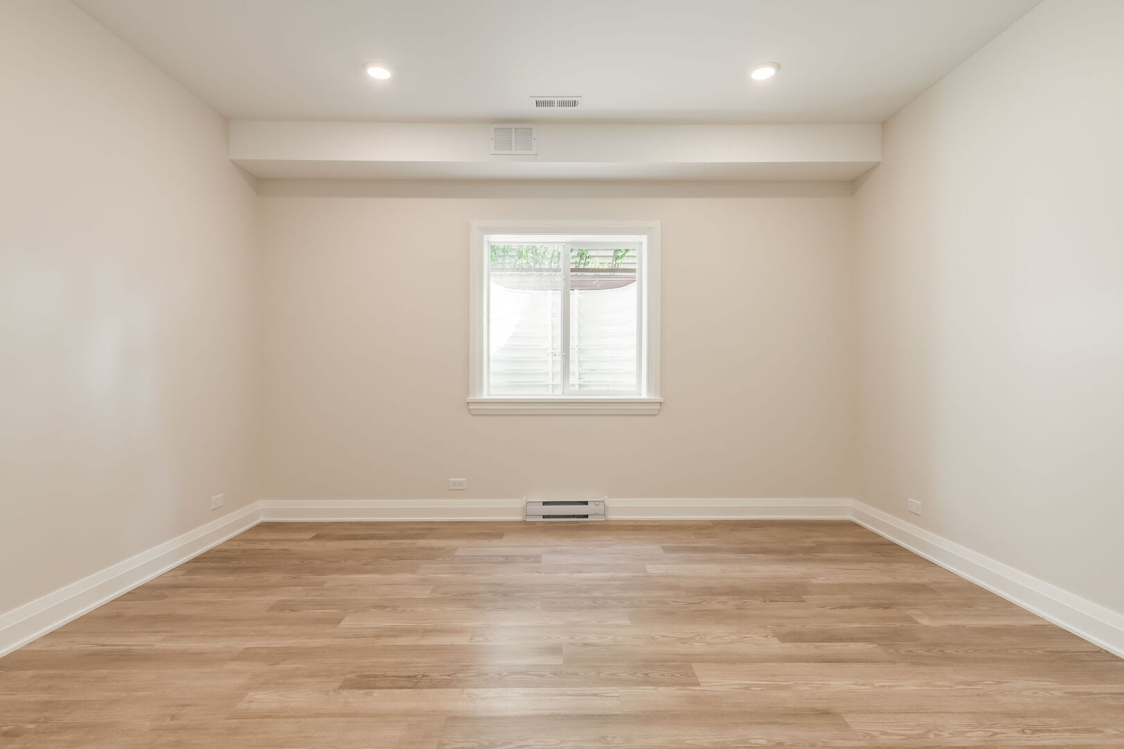 900 Colfax Avenue Elmhurst, IL 60126 - Photo 39 of 43 an empty room with a window