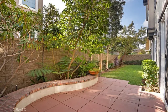 a view of a back yard