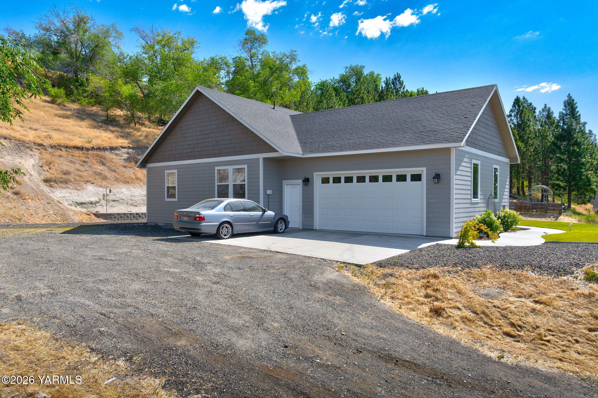 521 Collins Road Selah, WA 98942 - Photo 6 of 25 Garage and Parking