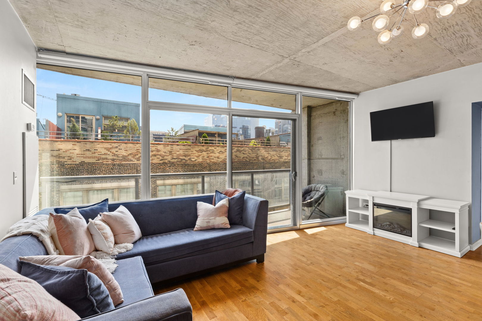 611 South Wells Street, Unit 1502 Chicago, IL 60607 - Photo 8 of 17