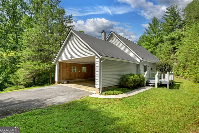 a view of a house with backyard and garden