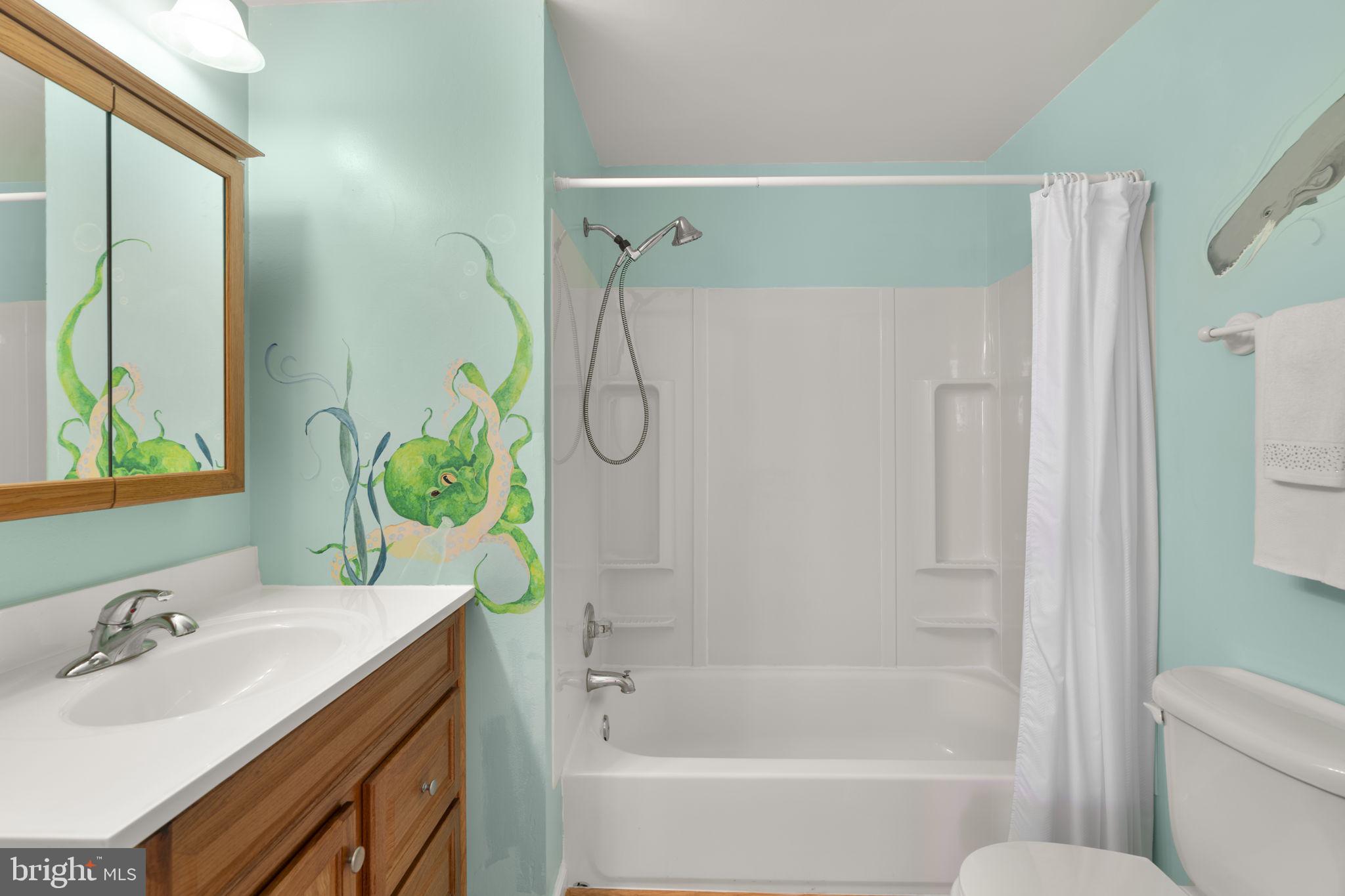 108 North Garfield Road Sterling, VA 20164 - Photo 23 of 31 Hall BA on upper level w/ professional painting