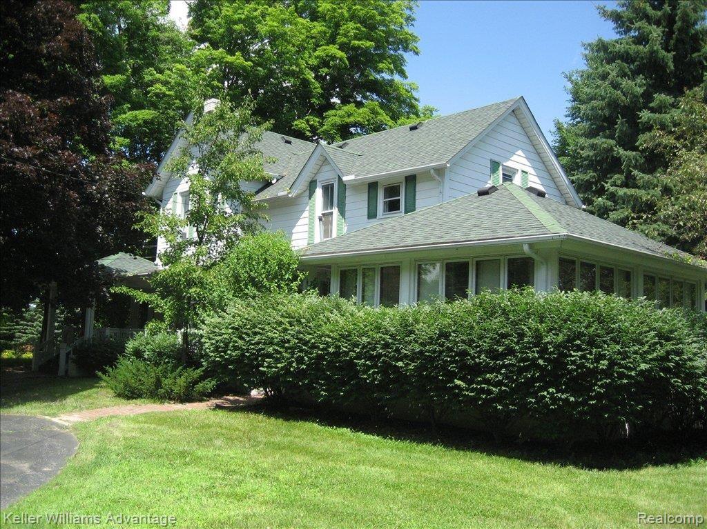 10301 Rushton Road South Lyon, MI 48178 - Photo 6 of 7 Lush Landscaping
