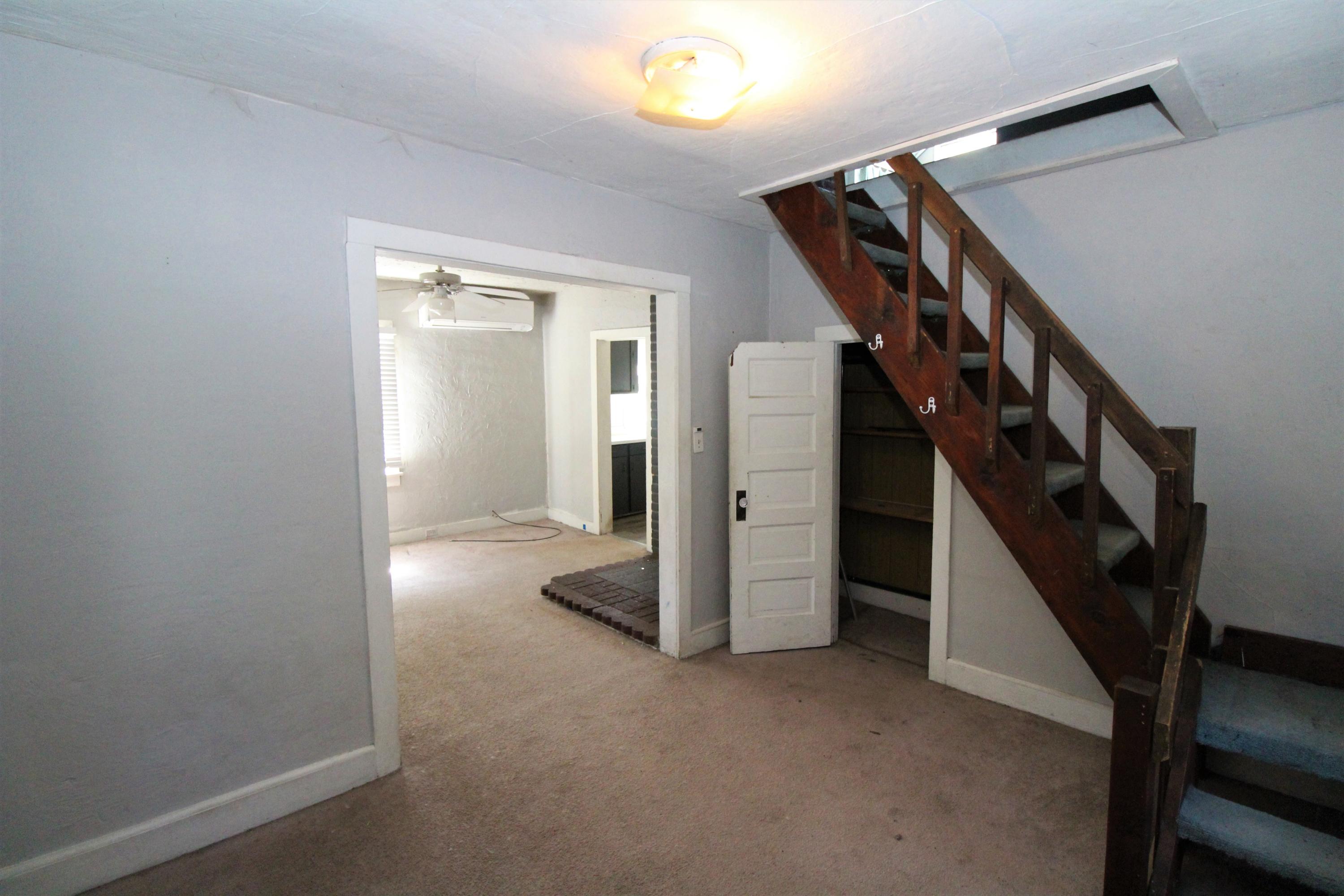 511 Southeast Riverside Avenue Grants Pass, OR 97526 - Photo 13 of 19 Family room