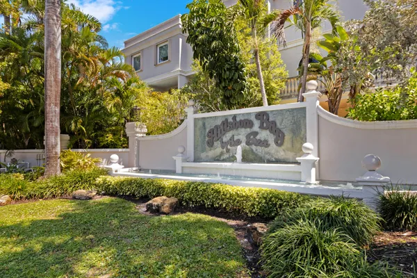 a view of a back yard