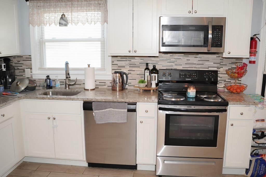 79 Newhouse Street Springfield, MA 01118 - Photo 3 of 17 Gallery Image 3