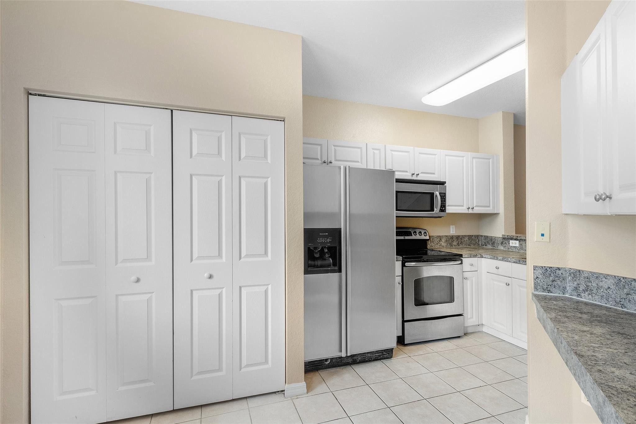 1992 Alamanda Way, Unit 1992 Riviera Beach, FL 33404 - Photo 4 of 28 Washer/dryer located in closet