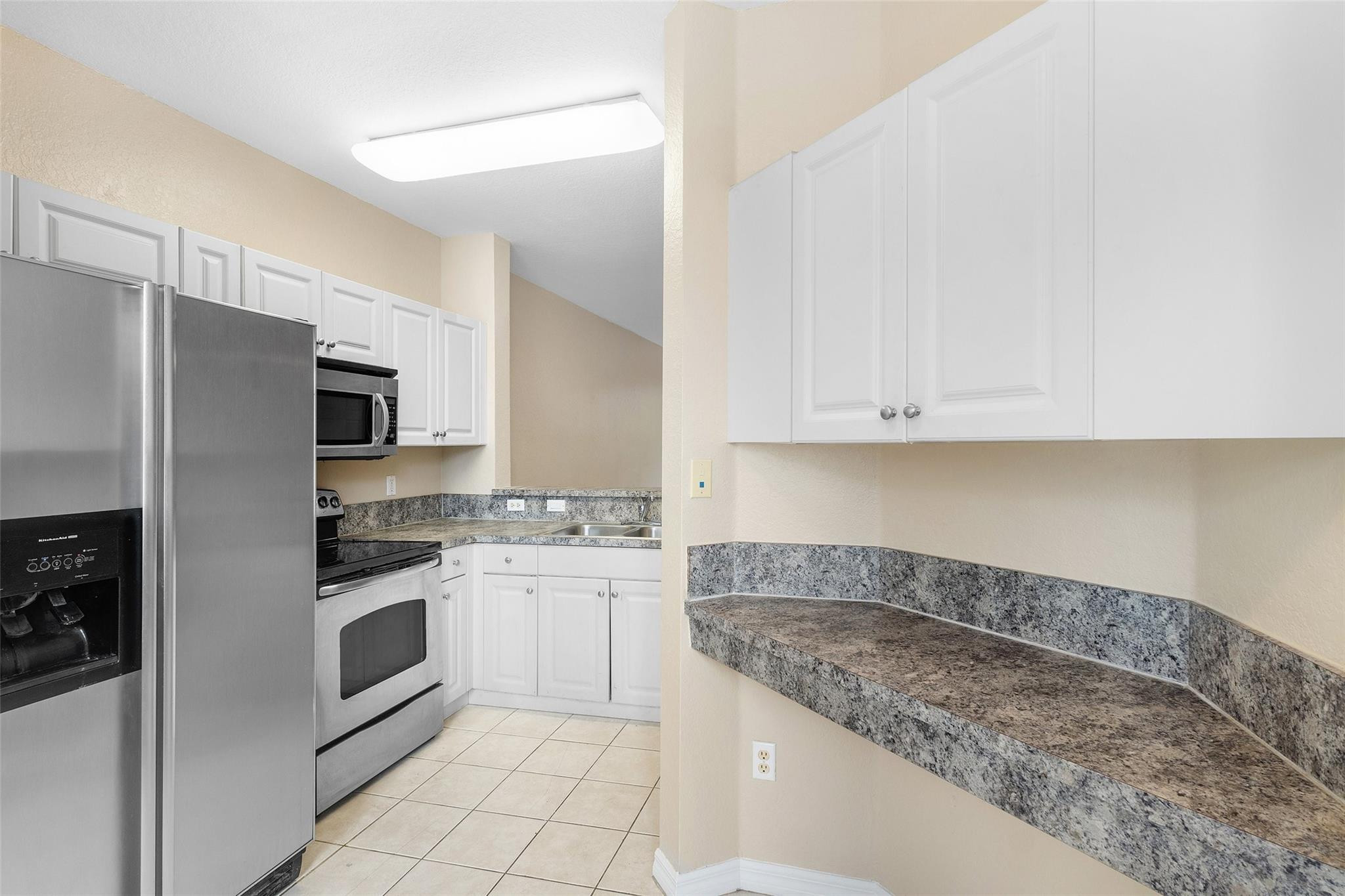 1992 Alamanda Way, Unit 1992 Riviera Beach, FL 33404 - Photo 5 of 28 Great kitchen storage