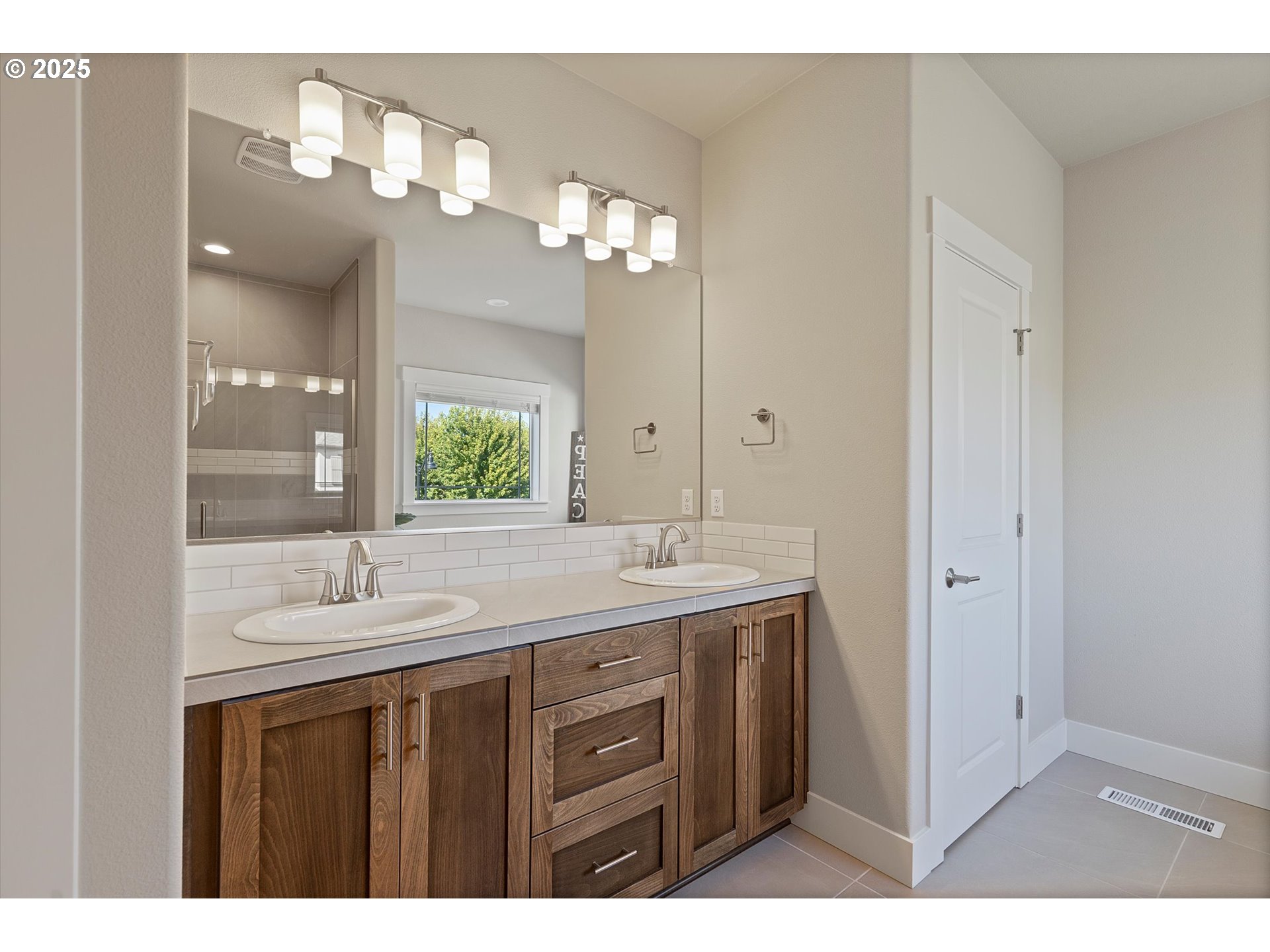 11754 Southwest Oslo Street Wilsonville, OR 97070 - Photo 19 of 44 Bathroom