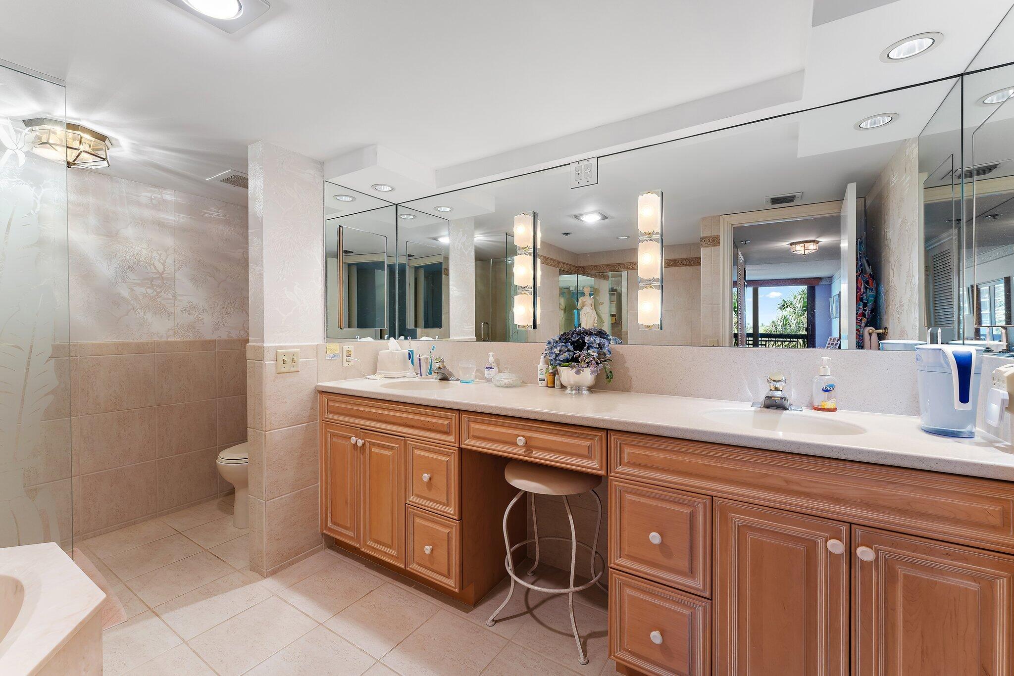 50 South Beach Road, Unit 304 Jupiter, FL 33469 - Photo 39 of 68 Mater bathroom