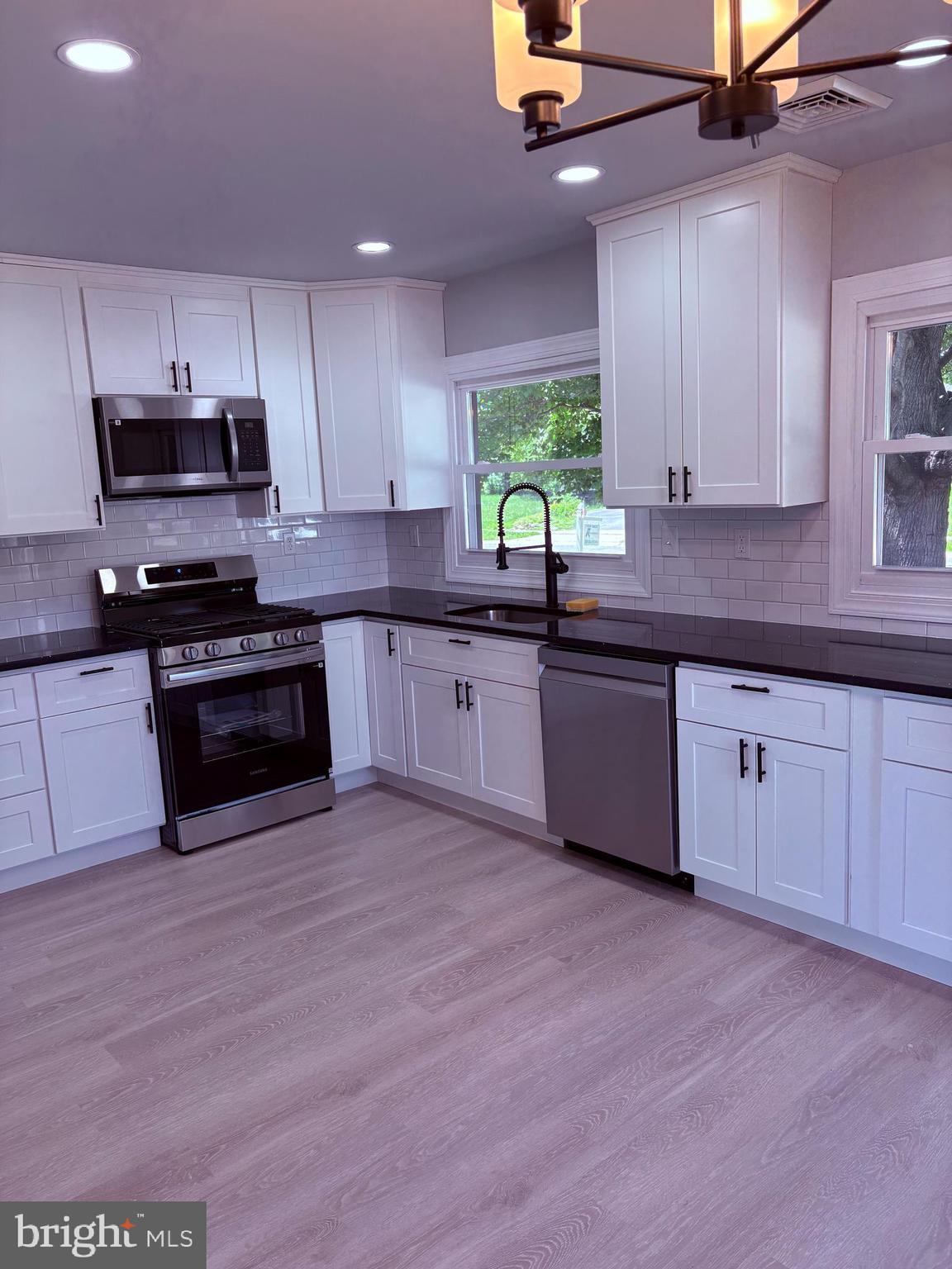 20 Miniature Lane Willingboro, NJ 08046 - Photo 4 of 29 Classy EIK w/recessed lighting
