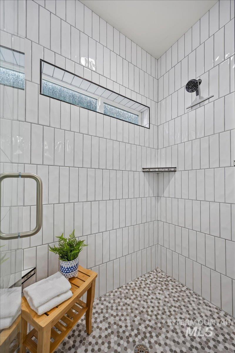 924 Trapper Peak Road Kimberly, ID 83341 - Photo 29 of 40 Full bathroom featuring tiled shower