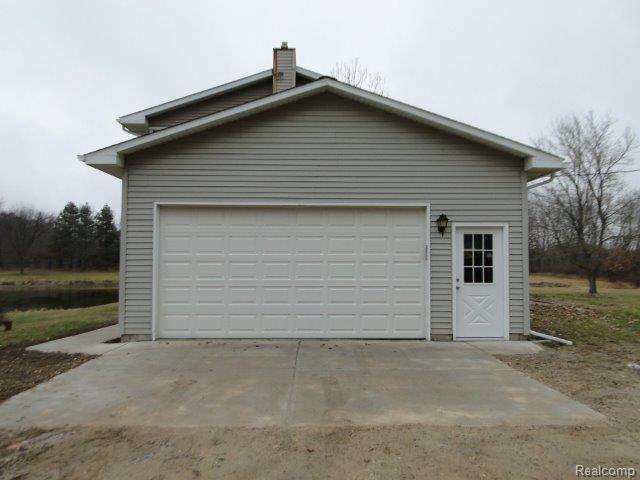 4664 Hegel Road Goodrich, MI 48438 - Photo 5 of 45 Garage Side