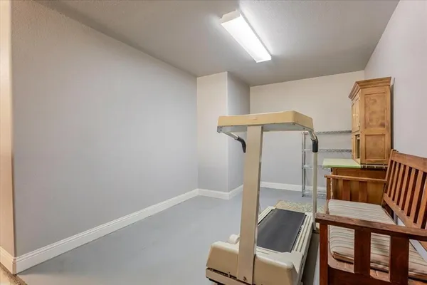 a view of livingroom with furniture